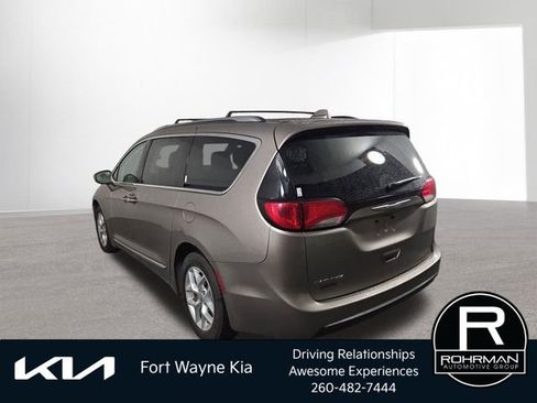 Used 2017 Chrysler Pacifica Touring-L Plus w/ Tire & Wheel Group FWD image 10