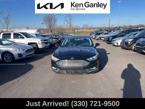 Used 2017 Ford Fusion SE w/ Fusion SE Technology Package image 2