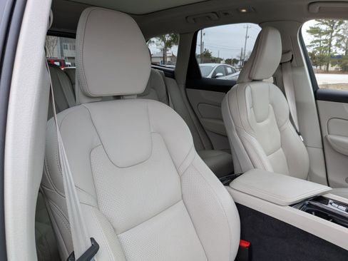 Used 2023 Volvo XC60 B5 Ultimate w/ Climate Package image 38