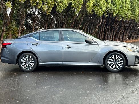 Used 2024 Nissan Altima 2.5 SV image 3