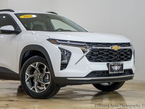 Used 2026 Chevrolet Trax LT w/ Driver Confidence Package FWD image 2