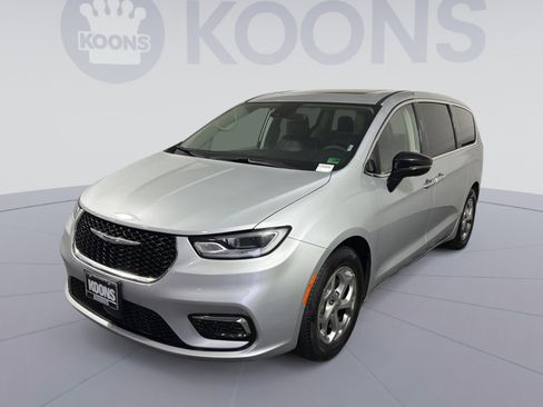 Used 2024 Chrysler Pacifica Limited image 1