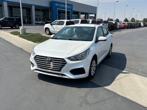 Used 2022 Hyundai Accent SE FWD image 2
