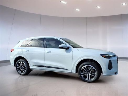 Used 2025 Audi Q5 Premium w/ Convenience Package image 1