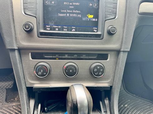 Used 2017 Volkswagen Golf SportWagen FWD image 21