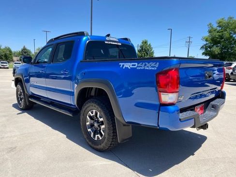 Used 2017 Toyota Tacoma TRD Off-Road AWD/4WD image 3