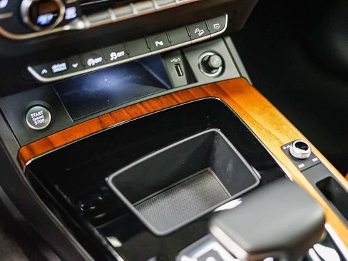 Used 2021 Audi Q5 Premium image 25