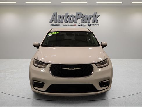 Certified 2023 Chrysler Pacifica Touring-L FWD image 4
