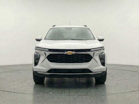 Used 2025 Chevrolet Trax LT w/ LT Convenience Package FWD image 2