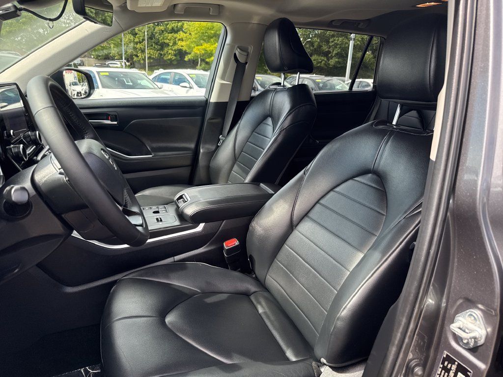 Used 2023 Toyota Highlander XLE AWD/4WD image 16