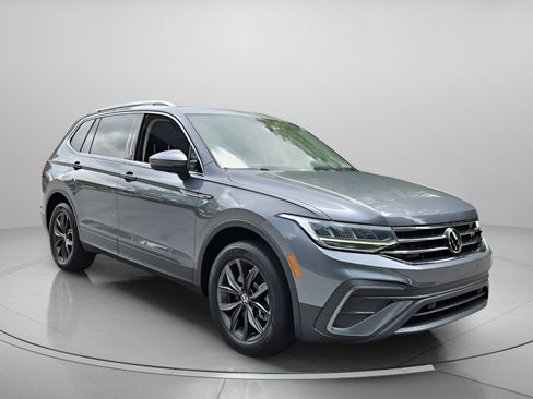 Used 2023 Volkswagen Tiguan SE w/ Panoramic Sunroof Package FWD image 7