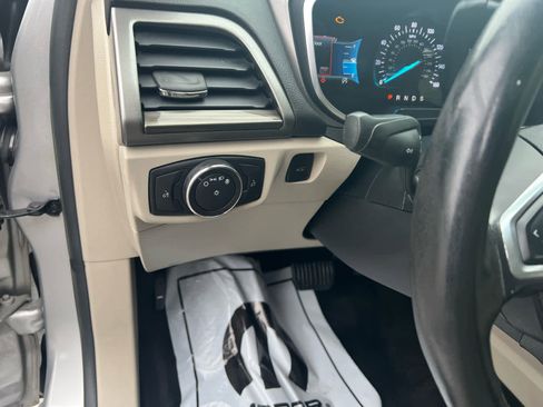 Used 2018 Ford Fusion SE w/ Fusion SE Technology Package image 18