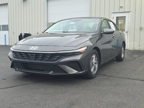 Used 2024 Hyundai Elantra SE FWD image 3