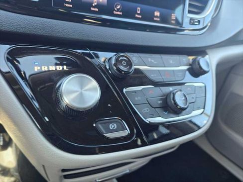 Used 2024 Chrysler Pacifica Touring-L FWD image 30