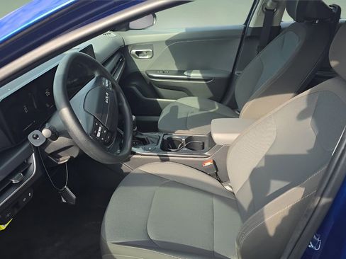 Used 2025 Kia K4 LXS FWD image 5