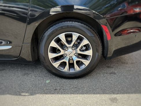 Used 2023 Chrysler Pacifica Pinnacle FWD image 14