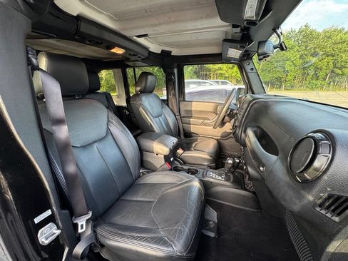 Used 2017 Jeep Wrangler Unlimited Sahara AWD/4WD image 12