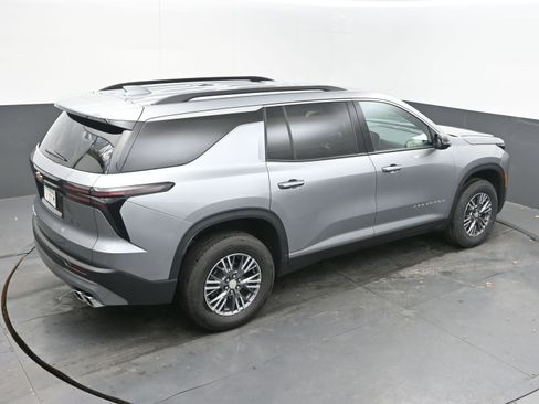 Used 2025 Chevrolet Traverse LT image 37