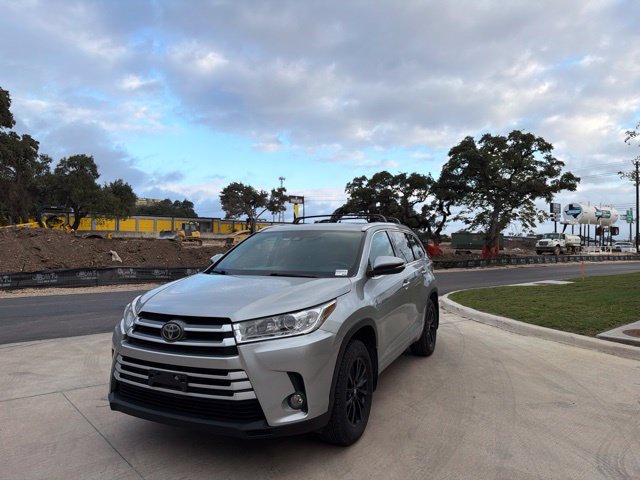 Used 2017 Toyota Highlander XLE AWD/4WD image 2