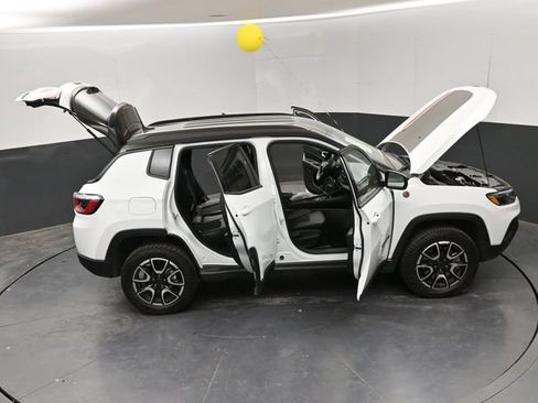 Used 2025 Jeep Compass Trailhawk AWD/4WD image 25