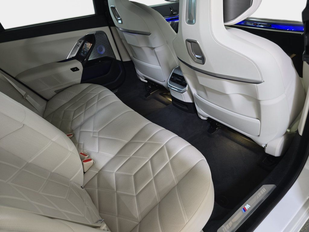 Used 2023 BMW 740i RWD image 16