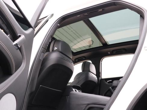 Used 2017 Bentley Bentayga image 40