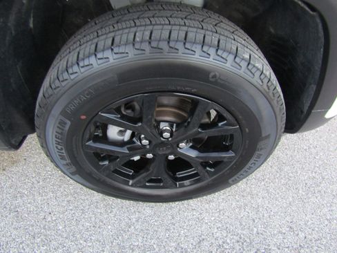 Used 2024 Jeep Grand Cherokee Altitude AWD/4WD image 12
