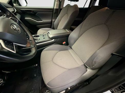 Used 2023 Toyota Highlander LE AWD/4WD image 11