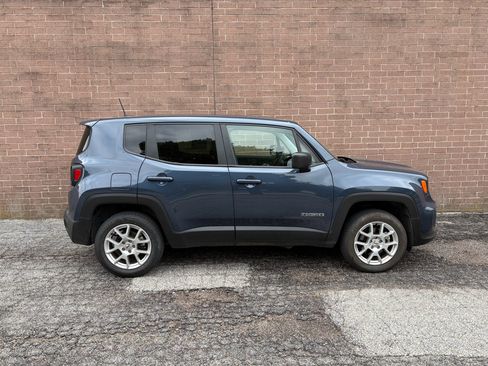 Used 2023 Jeep Renegade Latitude AWD/4WD image 6