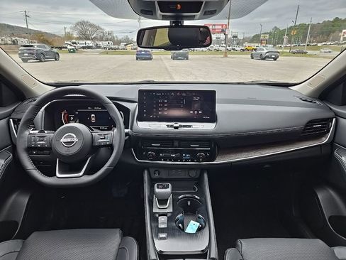 Used 2024 Nissan Rogue Platinum image 3