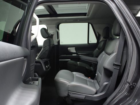Used 2025 Ford Expedition Active AWD/4WD image 13