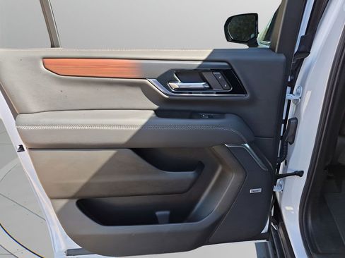 Used 2025 GMC Yukon XL Denali image 17