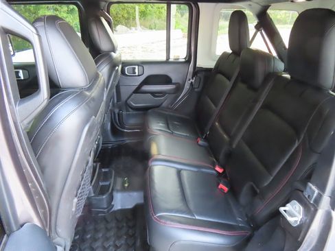 Used 2018 Jeep Wrangler Unlimited Rubicon image 32