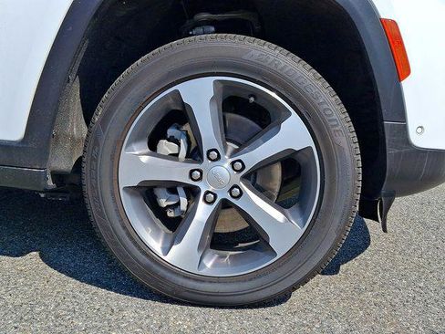 Certified 2023 Jeep Grand Cherokee 4WD 4xe w/ Luxury Tech Group II image 8