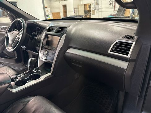 Used 2015 Ford Explorer XLT w/ Equipment Group 202B AWD/4WD image 55