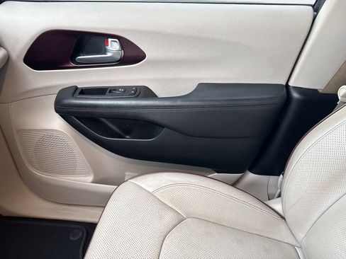 Used 2018 Chrysler Pacifica Limited image 21