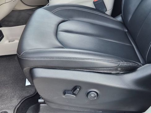 Used 2024 Chrysler Pacifica Touring-L FWD image 24