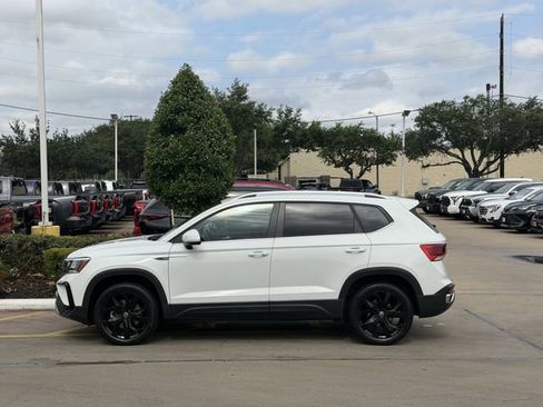 Used 2023 Volkswagen Taos SE w/ Panoramic Sunroof Package FWD image 4