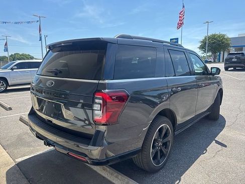 Used 2023 Ford Expedition Limited AWD/4WD image 5