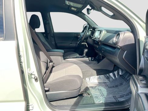 Used 2022 Toyota Tacoma TRD Sport w/ Technology Package image 27