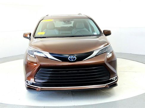 Used 2024 Toyota Sienna XLE image 8