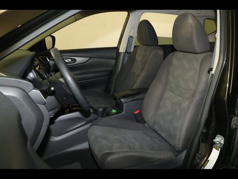 Used 2016 Nissan Rogue SV w/ SV Premium Package image 2