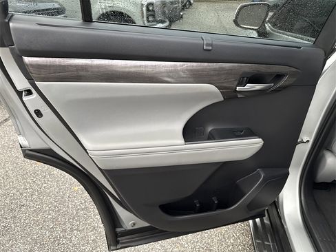 Used 2024 Toyota Highlander LE image 23