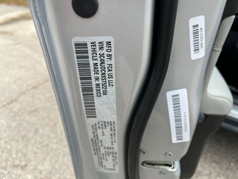 Used 2025 Jeep Compass Limited image 10