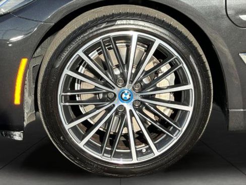 Used 2023 BMW 530e xDrive w/ Convenience Package image 25