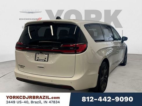 New 2026 Chrysler Pacifica Select image 5