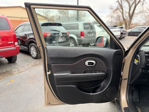 Used 2015 Kia Soul + image 24