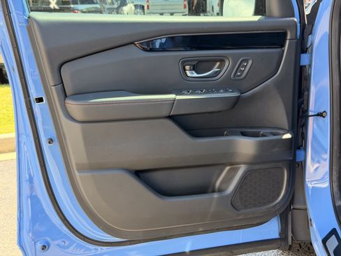 Used 2025 Honda Pilot TrailSport image 16