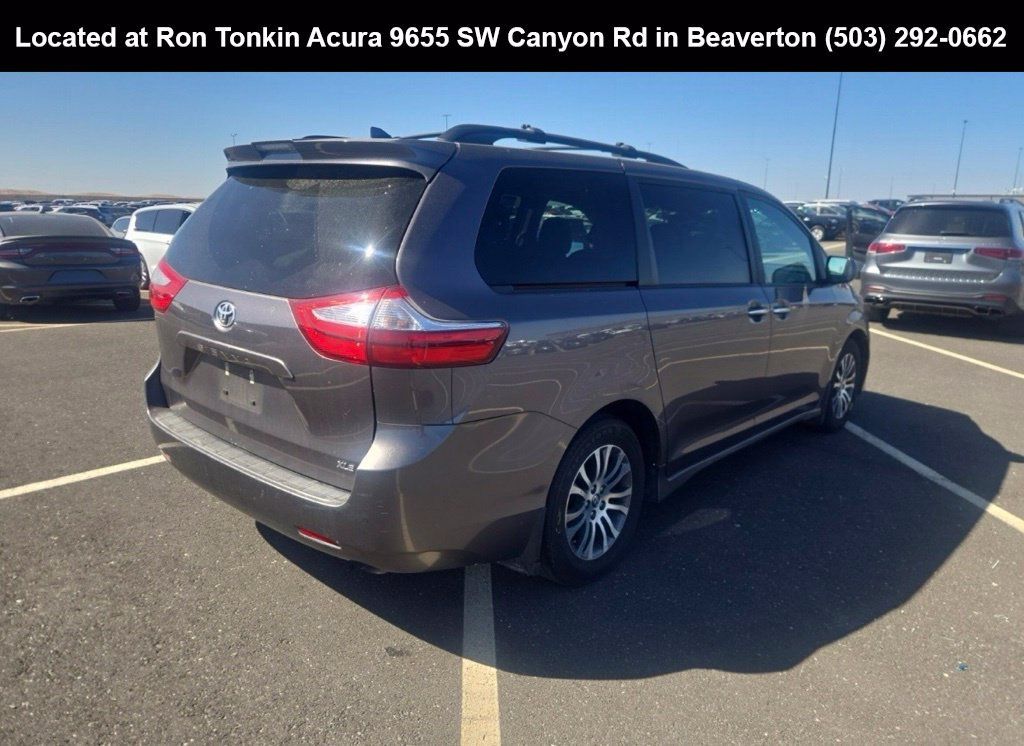 Used 2019 Toyota Sienna XLE w/ XLE Navigation Package FWD image 4