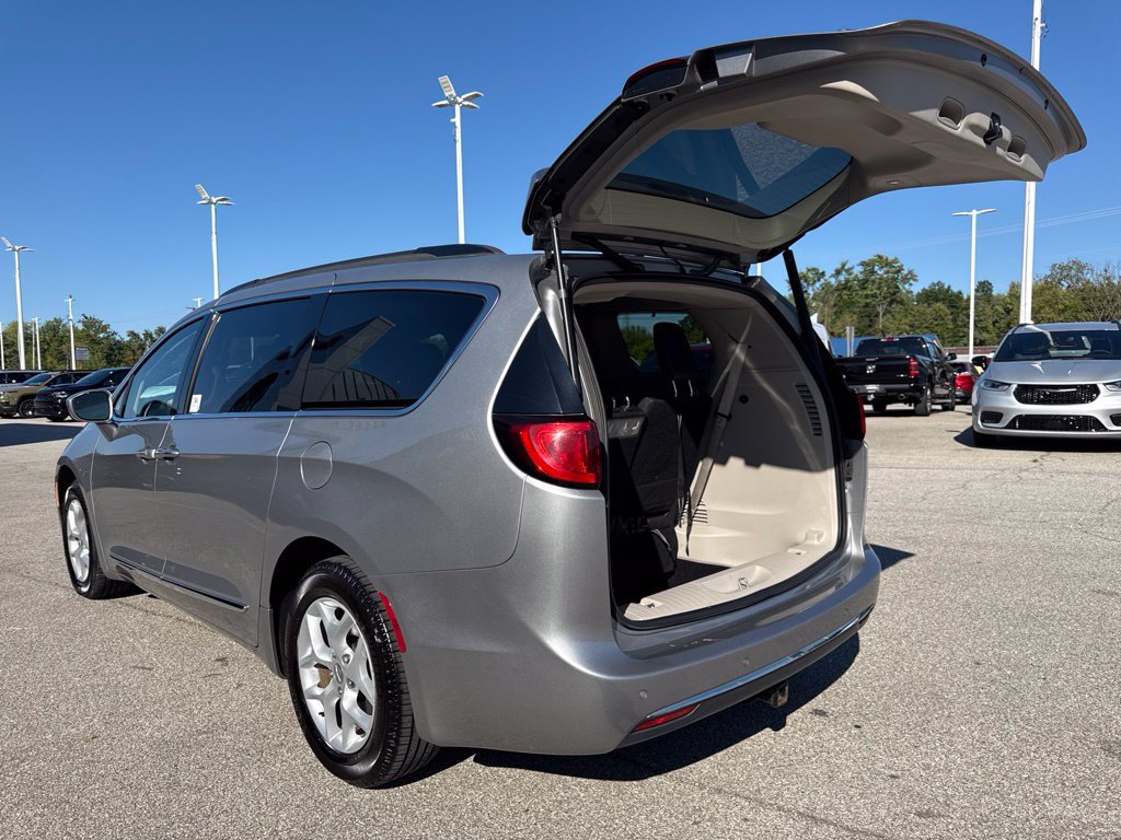 Used 2017 Chrysler Pacifica Touring-L w/ Tire & Wheel Group FWD image 16